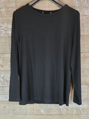 Women's Black Long-Sleeve Crewneck Tee